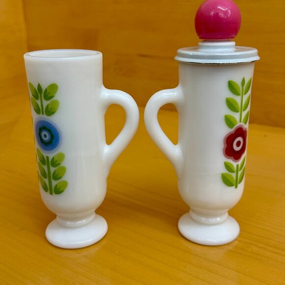 1970s set of vintage Avon Dutch Treat demi-cups made of milk glass - Picture 3 of 7